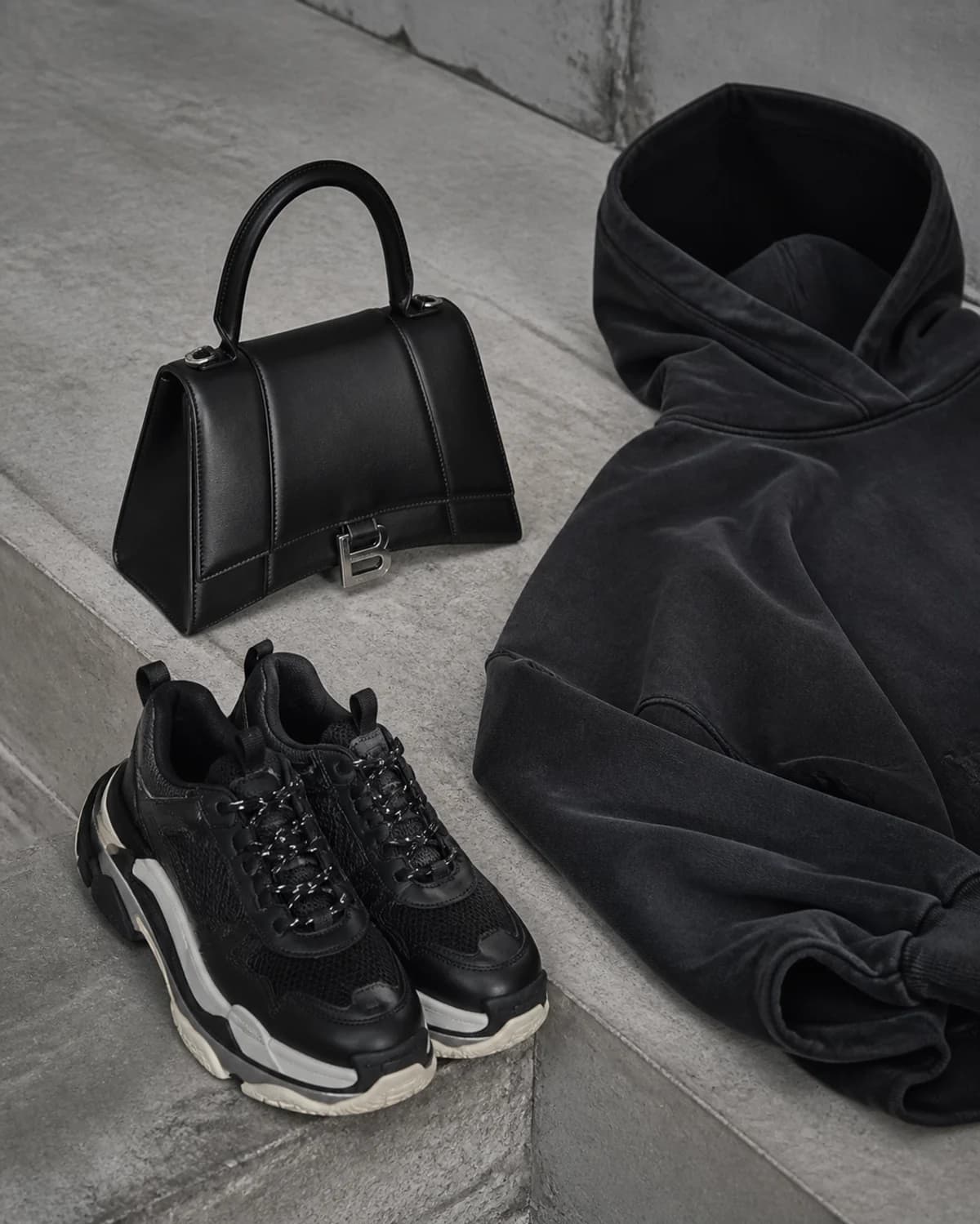 Сумка Hourglass, кроссовки Triple S и худи Balenciaga