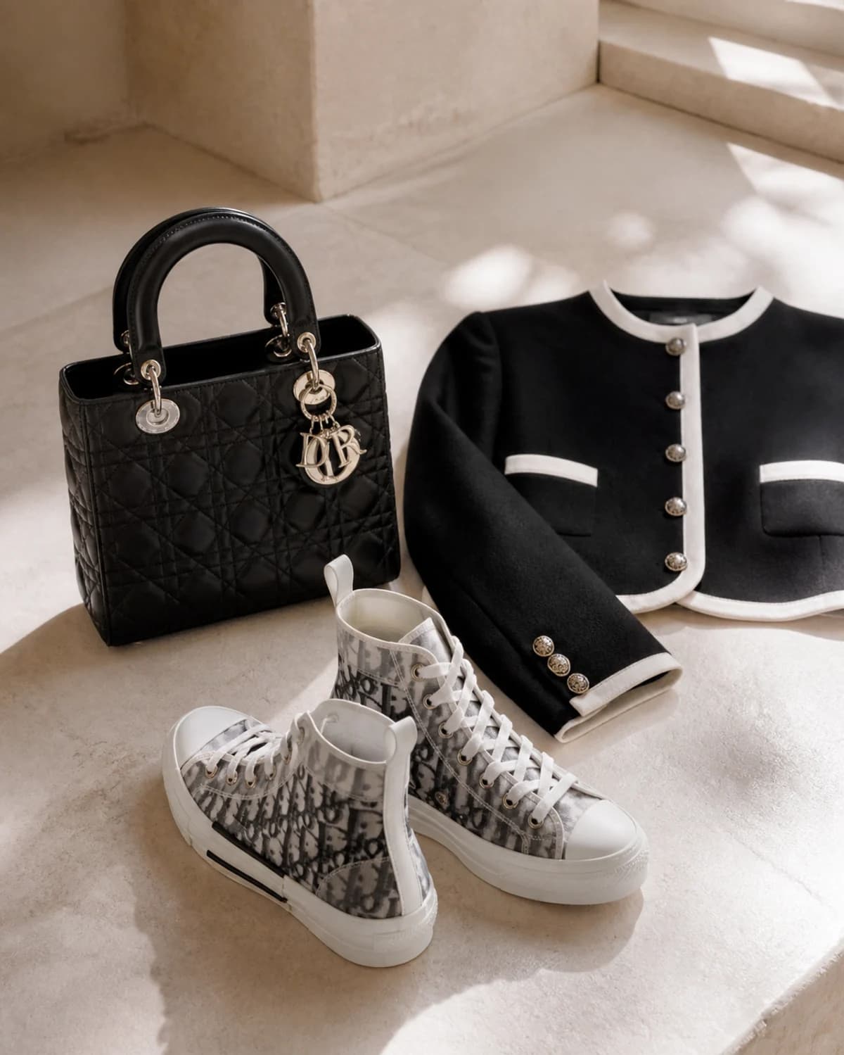 Сумка Lady Dior, жакет Bar и кеды B23