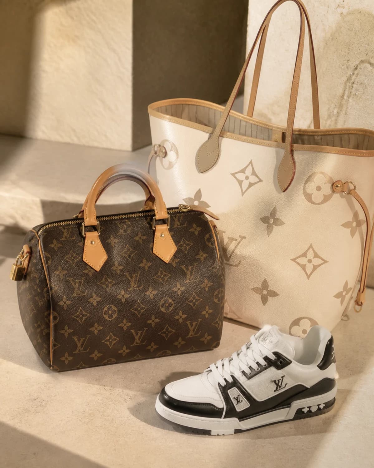 Сумки Speedy и Neverfull, кроссовки LV Trainer