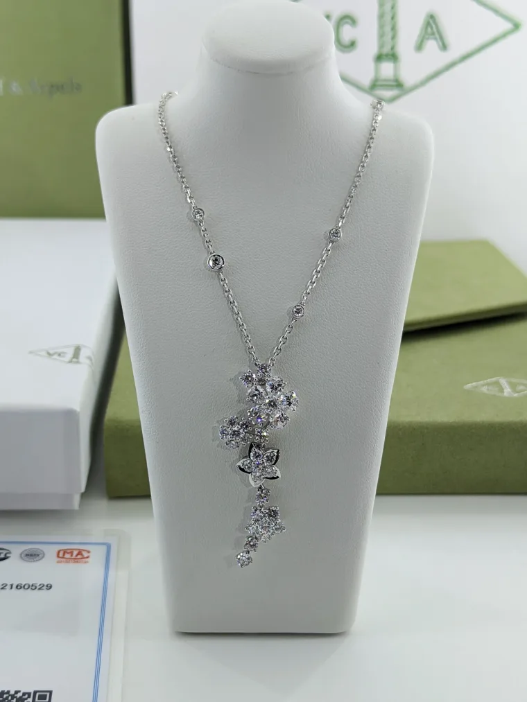 Van Cleef & Arpels Цепочка с цветочной подвеской из белого золота с бриллиантами